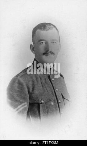 . 10 Bataillon, Canadian Expeditionary Force Private Cooke wurde in Brighton, Sussex im Jahre 1889 geboren. Als kleiner Junge sang er als Chorsänger in der Westminster Abbey. Übersiedelte er 1913 nach Kanada, wo er als Angestellter im Rathaus, Medicine Hat, Alberta Arbeiten wurde zu Beginn des Ersten Weltkriegs. Nachdem Sie einige Ablehnungen in den Militärdienst, aufgrund kurzer Anblick, er trug mit der Alberta Regiment der Kanadischen Infanterie am 6. Juli 1915, nach England reisen mit seinem Bataillon folgendes Kann. Während dieser Zeit komponierte er ein Gedicht mit dem Titel 'Warum', die die Notwendigkeit für den Krieg in Frage gestellt. Priva Stockfoto