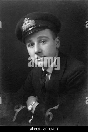 . HMS Malaya Sub-Lieutenant H V Bartlett serviert an Bord der Queen Elizabeth klasse Schlachtschiff HMS Malaya. Das Schiff nahm an der Schlacht von Jütland im Jahre 1916 und wurde von sieben Schalen schlagen, wodurch Verluste von 63 Toten und 33 Verletzten. 1918, HMS Malaya wurde an die Kapitulation der Deutschen Hochsee Flotte in Scapa Flow vorhanden. Gesichter des Ersten Weltkriegs erfahren Sie mehr über den Ersten Weltkrieg 100-Projekt bei Www.1914.org/faces. Dieses Bild ist von IWM Collections. Das Museum freigegeben dieses Bild auf einem benutzerdefinierten Lizenz - IWM Non-Commercial Lizenz. Aber, an der das Foto hat keine Stockfoto