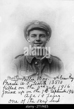 9. Bataillon, Essex-Regiment Pte Tickle meldete sich am 7. September 1914 und wurde aufgenommen, obwohl er minderjährig war. Er wurde am 3. Juli 1916 im Alter von 17 Jahren während der Schlacht an der Somme getötet. Die handschriftliche Notiz seiner Mutter auf dem Foto (aufgenommen wenige Tage vor seinem Tod) beschreibt ihn als „einer der Besten“. Pte Tickle wird auf dem Thiepval Memorial gedenken. Foto von seiner Mutter, Mrs. E A Tickle of Hornsea. Das Bataillon von Private Tickle war Teil der 12 Division während der Schlacht an der Somme. Die Division zog am 30. Juni nach Baizieux (Somme) und erreichte Hénencourt und Millencour Stockfoto