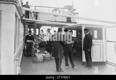 Deutschland vor dem Ersten Weltkrieg 1890 - 1914 Der Besuch von Kaiser Wilhelm II. und Kaiserin Auguste nach Palästina im Jahre 1898. Snapshots von der Kaiserin, die den Kaiser mit dem deutschen Konsul von der griechischen Insel Lesbos auf dem Deck des Royal Yacht HOHENZOLLERN am 23. Oktober. Der Konsul hatte die Versendungen an Bord gebracht. Foto von einem persönlichen Sammlung zusammengestellt von der Kaiserin und von ihr zu Hugh vorgestellt, 5. Earl of Lonsdale. Stockfoto