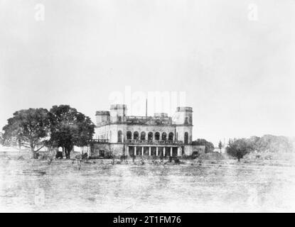 Die indische Meuterei 1857-1859 The Palace At Alumbagh. Die Alumbagh wurde eine große Stadtmauer am Stadtrand von Lucknow in der Nähe des Cawnpore Road gelegen. Es enthielt ein Palast, die Moschee und die Gärten. Während der Meuterei, es fiel kurz unter der Kontrolle des Indischen meuterer. Wenn die britischen Truppen unter dem Kommando von Havelock und Outram eroberten die Alumbagh am 23. September 1857, fuhren sie fort, es zu stärken und in Verbindung mit militärischen Operationen im Zusammenhang mit der Linderung von Lucknow verwenden. Im November 1857, eine Kraft von c 5.000 Männer dort montiert. General Sir Henry Havelock starb am 24 Novembe Stockfoto