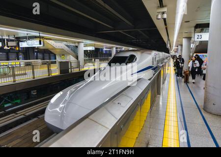 Tokio, Japan – 13. April 2023: Shinkansen-Zug an einem Bahnhof in Tokio, mit nicht identifizierten Personen. Der Shinkansen ist ein Netz von hochgeschwindigkeitsrai Stockfoto