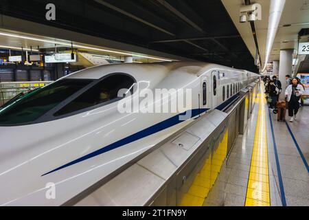 Tokio, Japan – 13. April 2023: Shinkansen-Zug an einem Bahnhof in Tokio, mit nicht identifizierten Personen. Der Shinkansen ist ein Netz von hochgeschwindigkeitsrai Stockfoto