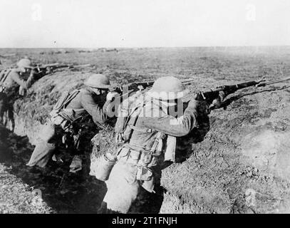 Die US-Armee an der Westfront 1914-1918 amerikanischen Marines bereit auf den Feind in den Schützengräben, die auf Feuer, Breuvannes-en-Bassigny, Frankreich. Stockfoto