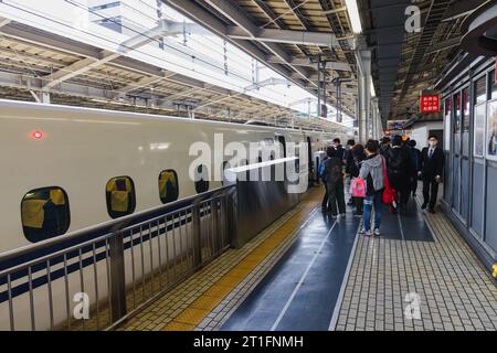 Tokio, Japan – 13. April 2023: Shinkansen-Zug an einem Bahnhof in Tokio, mit nicht identifizierten Personen. Der Shinkansen ist ein Netz von hochgeschwindigkeitsrai Stockfoto