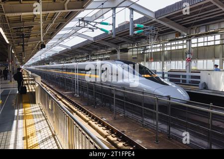 Tokio, Japan – 13. April 2023: Shinkansen-Zug an einem Bahnhof in Tokio, mit nicht identifizierten Personen. Der Shinkansen ist ein Netz von hochgeschwindigkeitsrai Stockfoto