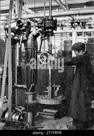 Während des Ersten Weltkrieges eine Arbeiterin betreibt eine Bohrmaschine in einem britischen Fabrik während des Ersten Weltkrieges. Stockfoto