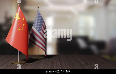 Handelskrieg, kleine Flaggen von China und den Vereinigten Staaten von Amerika Stockfoto