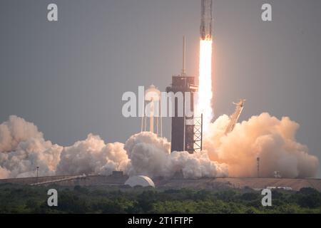 Cape Canaveral, Vereinigte Staaten von Amerika. 13. Oktober 2023. Eine SpaceX Falcon Heavy Rakete mit dem Psyche-Raumschiff an Bord explodiert am 13. Oktober 2023 auf dem Launch Complex 39A im Kennedy Space Center in Cape Canaveral, Florida. Die Rakete wird die NASA Psyche zu einem metallreichen Asteroiden transportieren, der die Sonne umkreist. Quelle: Aubrey Gemignani/NASA/Alamy Live News Stockfoto