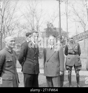 Admiral der Flotte Earl Mountbatten von Birma Supreme Allied Commander Südostasien: Mountbatten mit General Chiang Kai-Shek (links) und Dr. T V Soong (rechts). Im Hintergrund sind Kapitän R V Brockman, Lt Gen F A M Browning und Allgemeine Carton de Wiart VC bei Chungking. Stockfoto