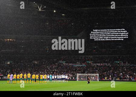 Vor dem internationalen Freundschaftsspiel im Wembley Stadium in London beobachten die Spieler eine Schweigeminute für die Opfer des israelisch-palästinensischen Konflikts. Bilddatum: Freitag, 13. Oktober 2023. Stockfoto