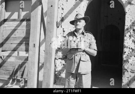 Feldmarschall Sir William Slim, General Officer Kommandierenden Vierzehnten Armee in Burma, 5. März 1945. Feldmarschall Sir William Slim: (1891 - 1970): GOC (General Officer Befehlen) 14. Armee, holding Fernglas außerhalb 14 Hauptquartier in Birma. Stockfoto