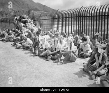 Die Alliierten Wiederbesetzung von Hong Kong, 1945 Japanese Navy und Marine Personal warten ihre März zu einem Kriegsgefangenenlager in Hong Kong zu beginnen. Stockfoto