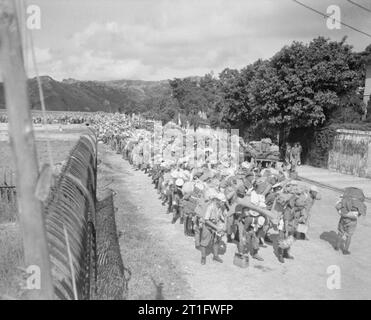 Die Alliierten Wiederbesetzung von Hong Kong, Japanische Armee 1945, Navy und Marine Personal vorbereiten zu einem Kriegsgefangenenlager in Hongkong bis März. Stockfoto