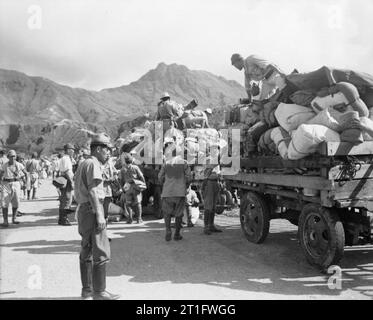 Die Alliierten Wiederbesetzung von Hong Kong, 1945 japanische Truppen, LKW's und Auflieger in Vorbereitung für den Umzug zu einem Kriegsgefangenenlager in Hongkong. Stockfoto