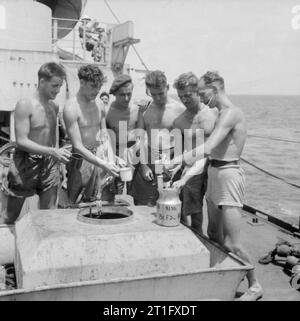 Die britische Wiederbesetzung von Hong Kong, 1945 Männer der 3 Commando Brigade erhalten ihre Rum ration an Bord Landing Ship Tank LST 304. Dieses Schiff segelte als Teil des ersten Konvois zu Hong Kong nach der japanischen Kapitulation. Stockfoto