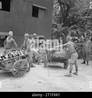 Die britische Wiederbesetzung von Malaya Nach der Sprengladungen und Sicherungen entfernt wurden, Japanische Kriegsgefangene leer Artillery shell Fälle für die Speicherung in der ehemaligen japanischen Munition in Tropfsteinhöhlen sammeln am Batu, Selangor Zustand, in der Nähe von Kuala Lumpur. Die Fälle wurden später für Schrott gebrochen. Stockfoto