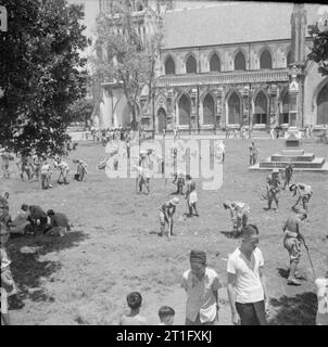 Die britische Wiederbesetzung von Singapur japanischen Kriegsgefangenen ordentlich auf dem Gelände einer Kirche in Singapur. Stockfoto