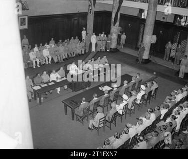 Die japanischen Armeen im Süden an Singapur, Herr 1945 Louis Mountbatten, Supreme Allied Commander, Südostasien Kapitulation, liest die Bedingungen der Kapitulation vor der japanischen Delegation, bevor Sie die formalen Dokument der Kapitulation unterzeichnen. Stockfoto