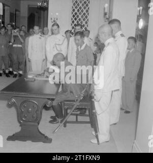 Im Fernen Osten, Singapur, Malaysia und Hong Kong 1939-1945 Befreiung und Rückführung - August 1945: Major General Okada Zeichen der Kapitulation Dokument im Government House, Hong Kong, im Namen der japanischen Armee. Stockfoto