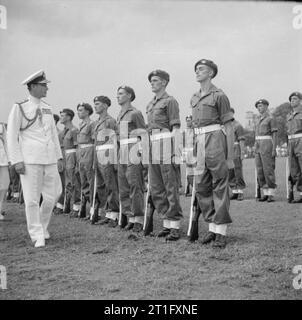 Die japanischen Armeen im Süden an Singapur, Herr 1945 Louis Mountbatten, Supreme Allied Commander, Südostasien Kapitulation, inspiziert Männer der Royal Air Force Regiment an der Singapur Victory Parade, die die Unterzeichnung des formellen Dokument markieren die Herausgabe aller japanischen südlichen Armeen gefolgt. Stockfoto