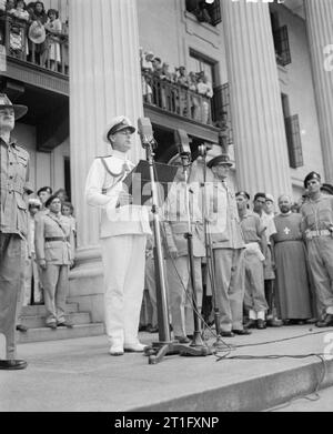 Die japanischen Armeen im Süden an Singapur, Herr 1945 Louis Mountbatten, Supreme Allied Commander, Südostasien Kapitulation, liest an der Tagesordnung, bei der Bekanntgabe der Übergabe aller japanischen südlichen Armeen, von den Stufen des Municpal Gebäude, Singapur. Stockfoto