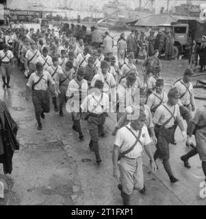 Im Fernen Osten, Singapur, Malaysia und Hong Kong 1939-1945 Befreiung und Rückführung - August 1945: Japanische Soldaten, Kriegsgefangene, marschierten in Hong Kong Docks zu arbeiten. Stockfoto