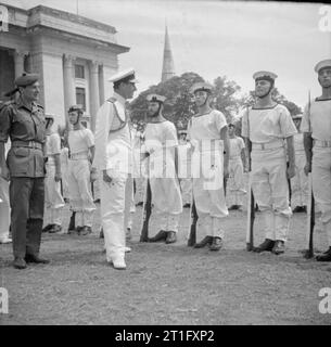 Die japanischen Armeen im Süden an Singapur, Herr 1945 Louis Mountbatten, Supreme Allied Commander, Südostasien Kapitulation, inspiziert Männer der Royal Navy im Singapur Victory Parade, die die Unterzeichnung des formellen Dokument markieren die Herausgabe aller japanischen südlichen Armeen gefolgt. Stockfoto