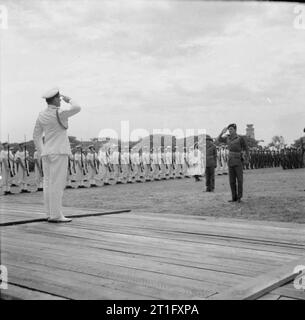 Die japanischen Armeen im Süden an Singapur, Herr 1945 Louis Mountbatten, Supreme Allied Commander, Südostasien Kapitulation, nimmt die Salute an der Singapur Victory Parade, die die Unterzeichnung des formellen Dokument markieren die Herausgabe aller japanischen südlichen Armeen gefolgt. Stockfoto