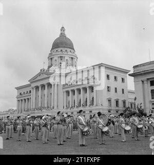 Die Japanische südlichen Armeen in Singapur, 1945 Band der Royal Marines Kapitulation die Nationalhymne "God Save the King' bei der Siegesparade spielen Nach dem Hissen der Union Jack außerhalb der städtischen Gebäude in Singapur. Stockfoto