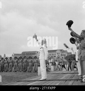 Die japanischen Armeen im Süden an Singapur, Herr 1945 Louis Mountbatten, Supreme Allied Commander, Südostasien aufzugeben, führt in drei Beifall für den König bei der Siegesparade in Singapur, dass die Unterzeichnung der formellen Kapitulation aller japanischen südlichen Armeen gefolgt. Stockfoto