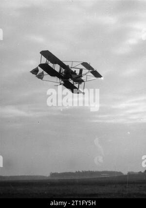 Luftfahrt in Großbritannien vor dem Ersten Weltkrieg - die Arbeit von Samuel Franklin Cody in Airship, Kite and Aircraft Aeronautics 1903 - 1913 das Cody-Flugzeug Mark V im Flug, wahrscheinlich über Laffan's Plain bei Aldershot. Mit der Mark V gewann Cody sowohl die International Division als auch die British Division (mit einem Preisgeld von £ 5000) bei den Militärprozessen 1912, einem Wettbewerb um die Suche nach einem für die britische Armee geeigneten Flugzeug. Mit der Hilfe seiner Familie und Freunde baute Cody die Mark V in nur vier Wochen, wobei er die Überreste seines Mark III Flugzeugs nutzte, nach den beiden Flugzeugen, die er ursprünglich hatte Stockfoto