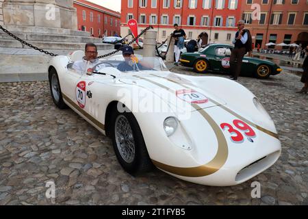 Modena, Italien, 3. Bis 2023. oktober, Maserati 200 S Oldtimer (1955) mit Fahrern, öffentliche Sportausstellung in der Stadt Stockfoto