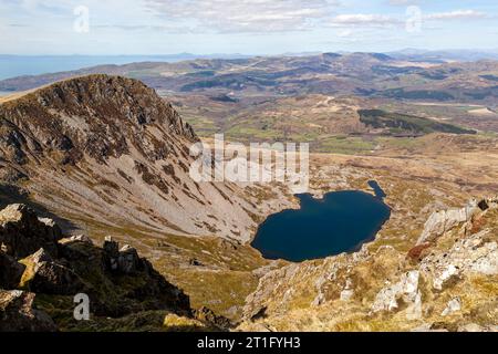 Llyn Y Gadair, direkt unterhalb des Gipfels von Cadair Idris, mit dem Gipfel von Cyfrwy verbirgt sich der Blick auf Barmouth. Die Gegend ist ein beliebtes Wandergebiet Stockfoto