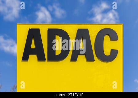 München, Deutschland - 05. April 2023: Logo des ADAC gegen blauen Himmel. Ziel des ADAC ist die Vertretung, Förderung und Förderung von Kraftfahrzeugen, Stockfoto