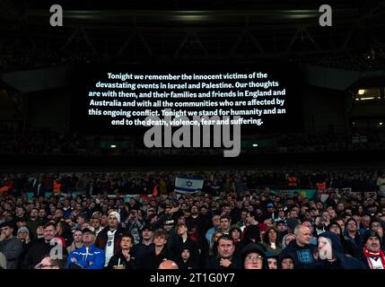 Eine Botschaft der Unterstützung für die Opfer des israelisch-palästinensischen Konflikts vor dem internationalen Freundschaftsspiel im Wembley-Stadion in London. Während des internationalen Freundschaftsspiels im Wembley Stadium, London. Bilddatum: Freitag, 13. Oktober 2023. Stockfoto