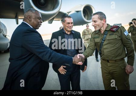 Tel Aviv, Israel. Oktober 2023. Der US-Verteidigungsminister Lloyd Austin begrüßt die israelische Verteidigungsstreitkräfte, den stellvertretenden Generalstabschef, Generalmajor Amir BaramIsraeli, Rechte, und das israelische Verteidigungsministerium, Generalmajor Eyal Zamir, Zentrum, bei der Ankunft auf dem Luftwaffenstützpunkt Nevatim am 13. Oktober 2023 in Tel Aviv, Israel. Austin traf sich mit den israelischen Führern und versicherte ihnen, dass „wir den Rücken haben“ nach den brutalen Angriffen der Hamas, bei denen mehr als 1.000 israelische Zivilisten ums Leben kamen. Quelle: Chad McNeeley/DOD Photo/Alamy Live News Stockfoto