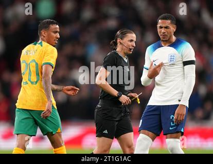 Schiedsrichterin Stephanie Frappart (Mitte) in Aktion während des internationalen Freundschaftsspiels im Wembley Stadium, London. Frappert ist die erste Frau, die ein internationales Spiel für Männer in Wembley leitet. Bilddatum: Freitag, 13. Oktober 2023. Stockfoto