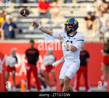 12. Oktober 2023: West Virginia Quarterback Garrett Greene (6) übergibt den Ball während eines NCAA College Football Spiels zwischen den Houston Cougars und den West Virginia Mountaineers am 12. Oktober 2023 in Houston. (Kreditbild: © Scott Coleman/ZUMA Press Wire) NUR REDAKTIONELLE VERWENDUNG! Nicht für kommerzielle ZWECKE! Stockfoto