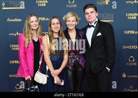 Leipzig - Zahlreiche Stars besuchen die 29. Goldene Henne 2023 13.10.2023 ab 18 Uhr Leipzig, Media City Fotograf: EHL Media/Erik-Holm Langhof im Bild: Andrea Kathrin Loewig zweite von rechts am Freitagabend findet die Verleihung Goldene Henne 2023, gemeinsam veranstaltet von Superillu und MDR-Fernsehen, wieder in Leipzig statt. Deutschlands größter Publikumspreis wird bereits zum 29. Vergeben mal. Dazu eingeladen sind zahlreiche regionale, nationale und internationale Stars. Die Preisverleihung findet in den Studios der Media City beim MDR statt. Leipzig Sachsen Deutschland *** Leipzig Numerou Stockfoto