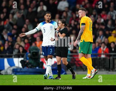 Schiedsrichterin Stephanie Frappart (Mitte) Bucht den englischen Levi Colwill während des internationalen Freundschaftsspiels im Wembley Stadium in London. Frappert ist die erste Frau, die ein internationales Spiel für Männer in Wembley leitet. Bilddatum: Freitag, 13. Oktober 2023. Stockfoto