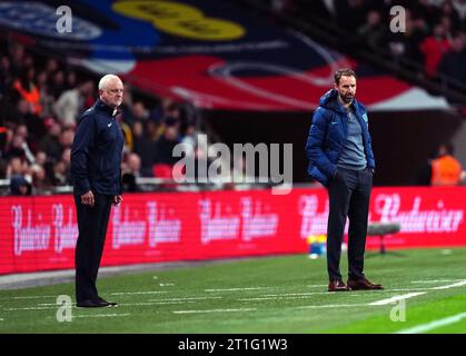 Der australische Trainer Graham Arnold und der englische Trainer Gareth Southgate standen während des internationalen Freundschaftsspiels im Wembley Stadium in London an der Touchline. Bilddatum: Freitag, 13. Oktober 2023. Stockfoto