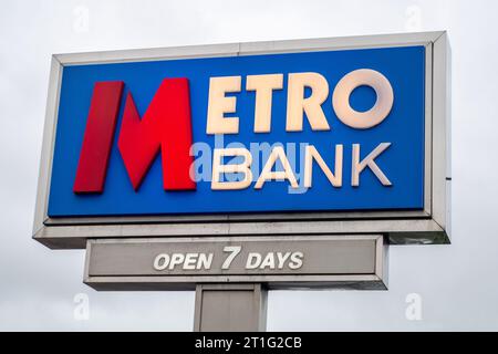 Slough, Großbritannien. Oktober 2023. Eine Metro Drive Thru Bank in Slough, Berkshire. Die High Street Bank Bank, Metro Bank, hat ein Schuldenrefinanzierungspaket von 600 Millionen Pfund erhalten und auch eine Soforthilfe erhalten, einschließlich einer 325 Millionen Pfund Eigenkapitalinvestition des Aktionärs Spaldy Investments, geführt von dem kolumbianischen Milliardär Jaime Gilinski Bacal. Quelle: Maureen McLean/Alamy Live News Stockfoto