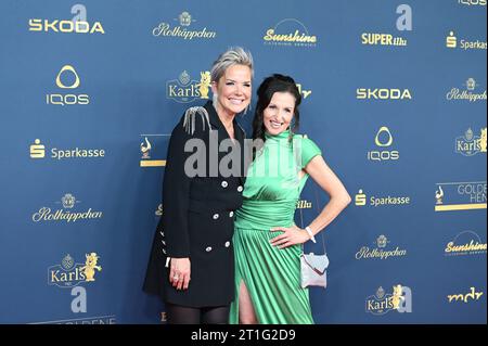 Leipzig - Zahlreiche Stars besuchen die 29. Goldene Henne 2023 13.10.2023 ab 18 Uhr Leipzig, Media City Fotograf: EHL Media/Erik-Holm Langhof im Bild: Inka Bause und Anita Hofmann am Freitagabend findet die Verleihung Goldene Henne 2023, gemeinsam veranstaltet von Superillu und MDR-Fernsehen, wieder in Leipzig statt. Deutschlands größter Publikumspreis wird bereits zum 29. Vergeben mal. Dazu eingeladen sind zahlreiche regionale, nationale und internationale Stars. Die Preisverleihung findet in den Studios der Media City beim MDR statt. Leipzig Sachsen Deutschland *** Leipzig zahlreiche Sterne Stockfoto