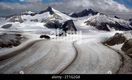 Luftaufnahme des Mendenhall-Gletschers in der Nähe von Juneau in Alaska, USA. Stockfoto