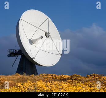 Satellitenkommunikationsschüssel in der Nähe von Hofn in Island. Stockfoto