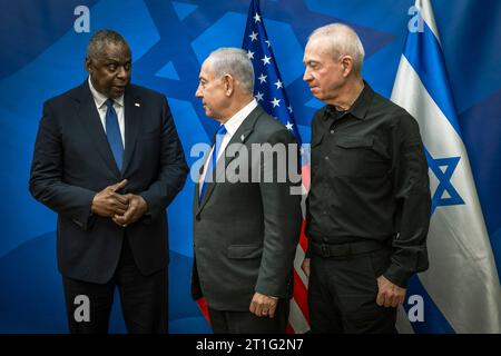 Tel Aviv, Israel. Oktober 2023. US-Verteidigungsminister Lloyd Austin, links, spricht mit dem israelischen Premierminister Benjamin Netanjahu, Mitte, während der israelische Verteidigungsminister Yoav Gallant, rechts, vor dem Beginn eines Treffens mit dem Kriegskabinett am 13. Oktober 2023 in Tel Aviv, Israel, zusieht. Austin versicherte dem israelischen Führer, dass die USA nach den brutalen Angriffen der Hamas, bei denen mehr als 1.000 israelische Zivilisten ums Leben kamen, mit dem israelischen Volk zusammenstehen. Quelle: Chad McNeeley/DOD Photo/Alamy Live News Stockfoto