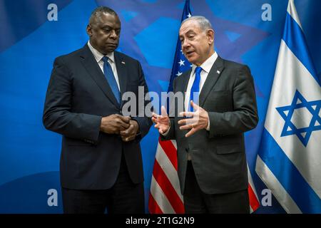 Tel Aviv, Israel. Oktober 2023. US-Verteidigungsminister Lloyd Austin, links, hört dem israelischen Ministerpräsidenten Benjamin Netanjahu zu, vor dem Beginn eines Treffens mit dem Kriegskabinett am 13. Oktober 2023 in Tel Aviv, Israel. Austin versicherte dem israelischen Führer, dass die USA nach den brutalen Angriffen der Hamas, bei denen mehr als 1.000 israelische Zivilisten ums Leben kamen, mit dem israelischen Volk zusammenstehen. Quelle: Chad McNeeley/DOD Photo/Alamy Live News Stockfoto