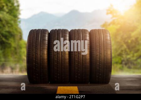 13. Oktober 2023: Sommerreifen bei Sonnenschein auf einer Straße FOTO *** Sommerreifen bei Sonnenschein auf einer Straße FOTOMONTAGE Credit: Imago/Alamy Live News Stockfoto