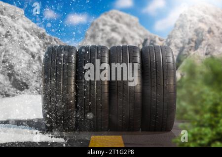 13. Oktober 2023: Sommerreifen und Winterreifen Konzept, vier Räder mit Winter- und SOMMERLANDSCHAFTSFOTOMONTAGE *** Sommerreifen und Winterreifen Konzept, vier Räder mit Winter und Sommer Landschaft FOTOMONTAGE Credit: Imago/Alamy Live News Stockfoto